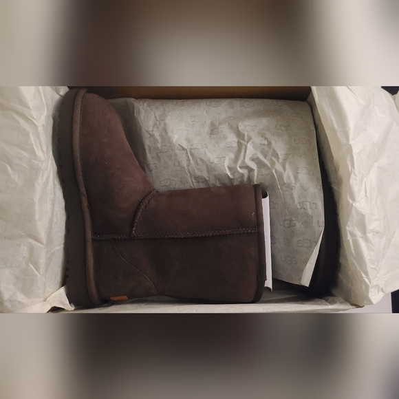 Brand new Uggs Classic Short II - Picture 5 of 7